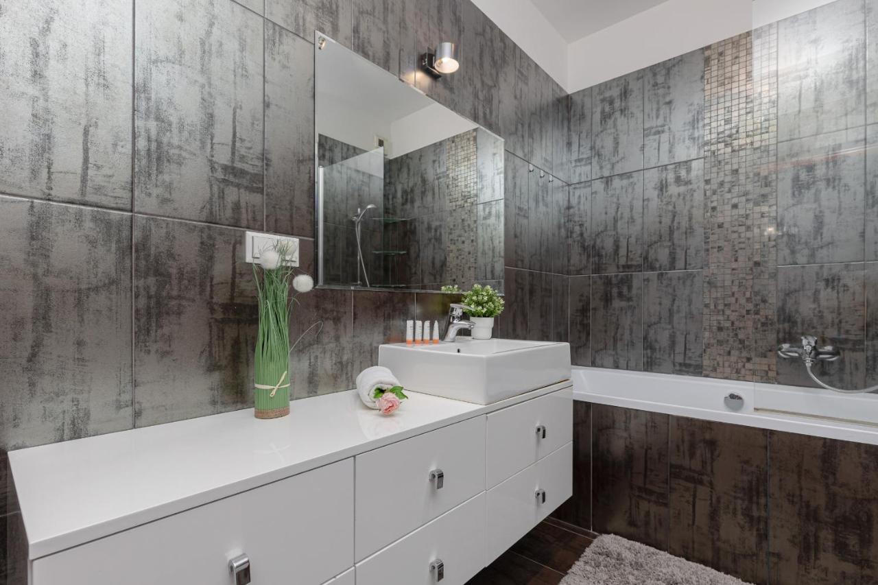 Warsaw Srodmiescie Apartment With Balcony By Noclegi Renters Dış mekan fotoğraf